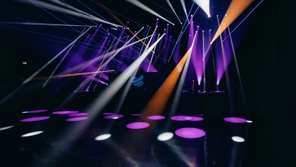 Top 5 zodii care vor să fie mereu în centrul atenției. Se visează neîncetat în lumina reflectoarelor