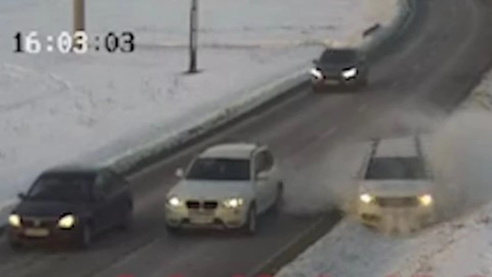 Ce se întâmplă când două mașini vor să depășească în coloană, dar nu este decât o singură bandă VIDEO