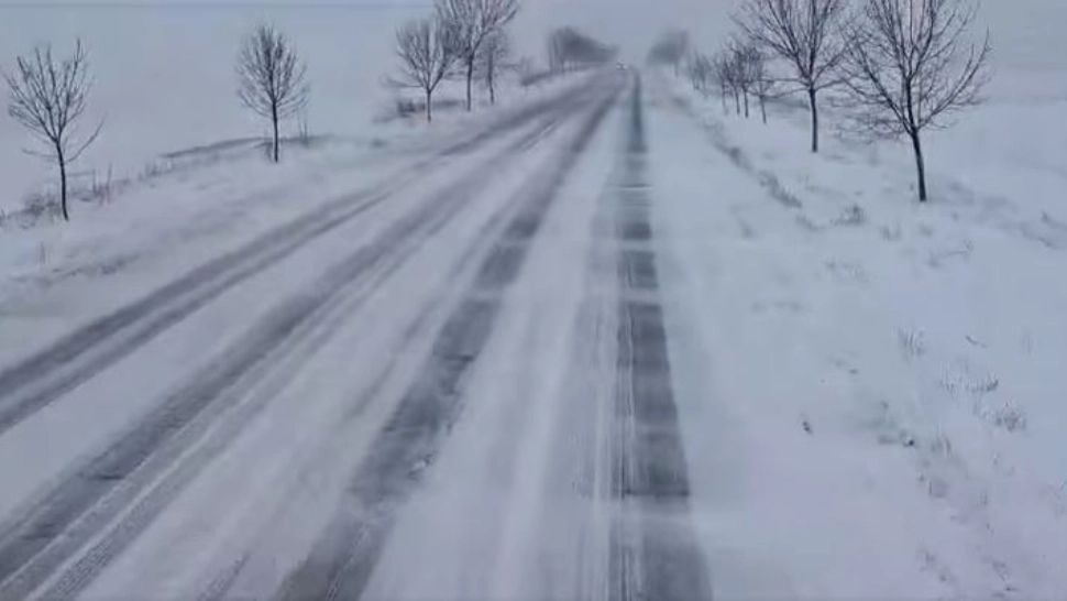 Ninsoarea și viscolul au făcut prăpăd, peste 50 de mașini avariate. Zăpadă pe șosele, drumarii au intervenit