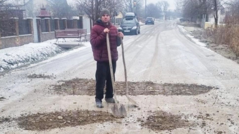 Înarmați doar cu lopeți, doi suceveni au reparat singuri un drum județean plin de gropi