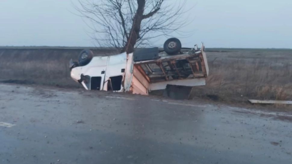Accident în Arad. O dubă cu 7 pasageri s-a răsturnat într-un șanț. O persoană a ajuns la spital