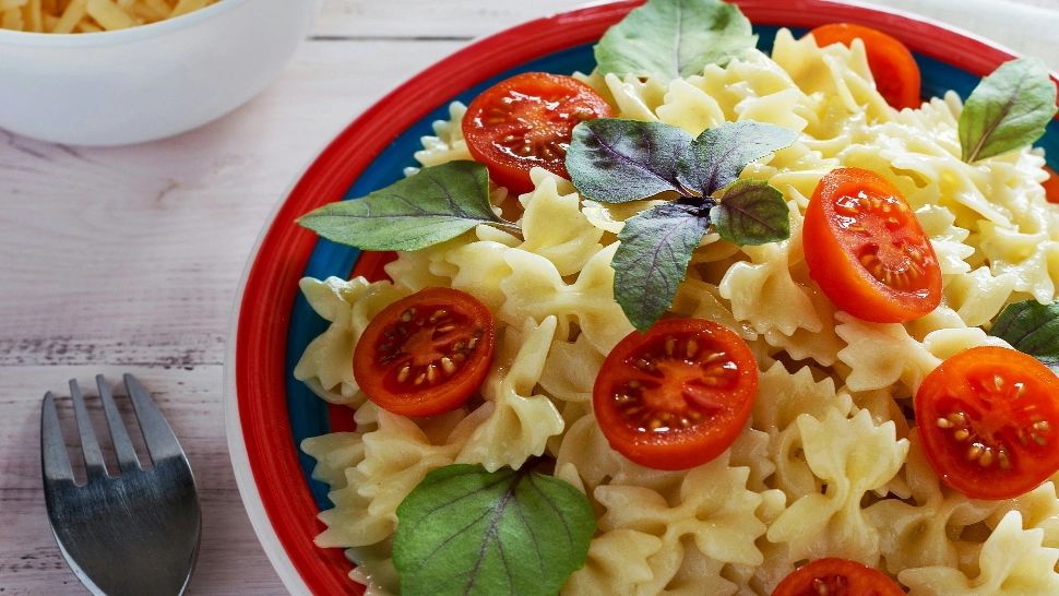 Paste cu roșii cherry și busuioc, un deliciu în farfurie. Se prepară rapid și sunt perfecte după o zi de muncă 