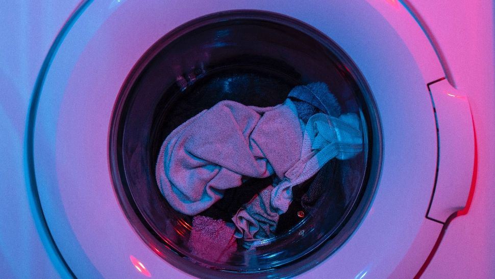 Cum usuci mai repede hainele în casă, iarna. Trucurile care te ajută să ieși din impas