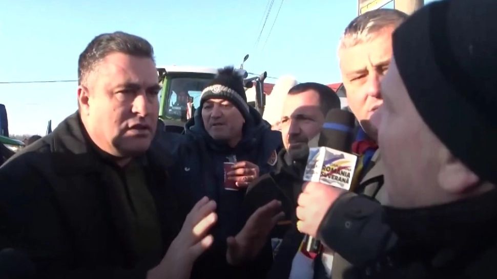 Protestul FERMIERILOR. Un primar PSD, la un pas să fie linșat. Jandarmii l-au scos din mijlocul mulțimii furioase - VIDEO