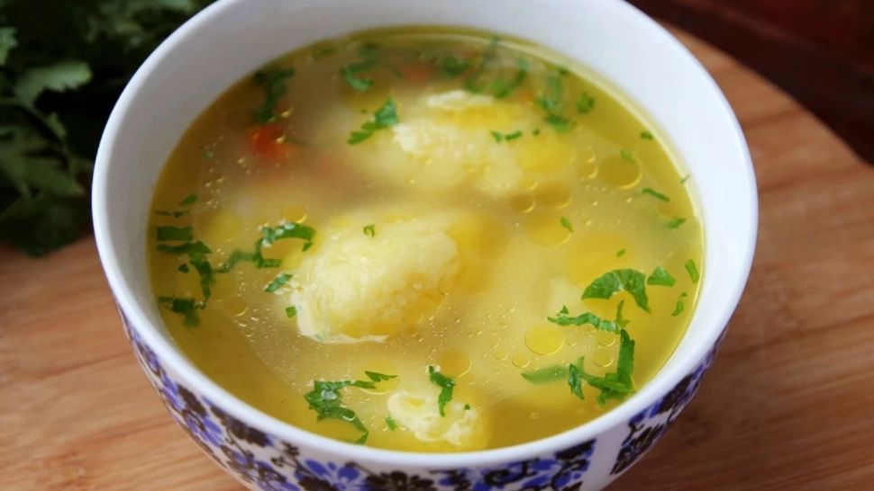 Secretul găluștelor pufoase. Ce trebuie să pui în ele ca să nu se sfărâme la fiert