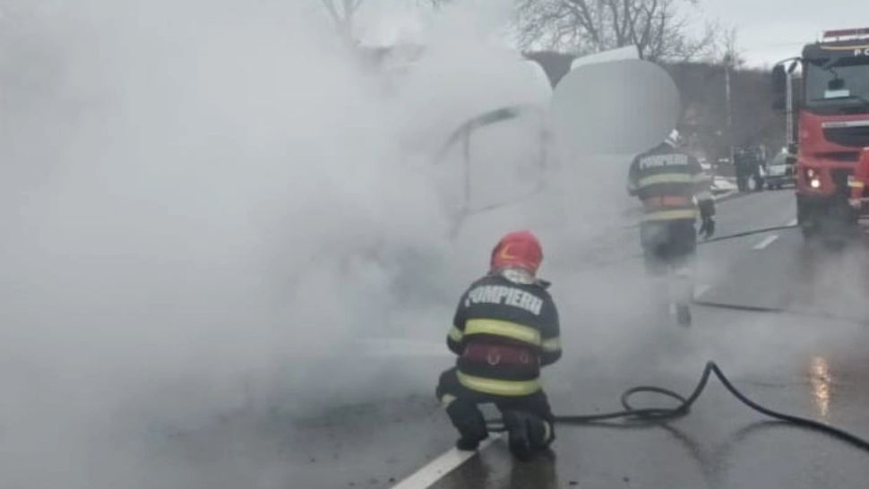 Un microbuz cu 18 pasageri a luat foc în mers, pe o șosea din județul Neamț  - FOTO