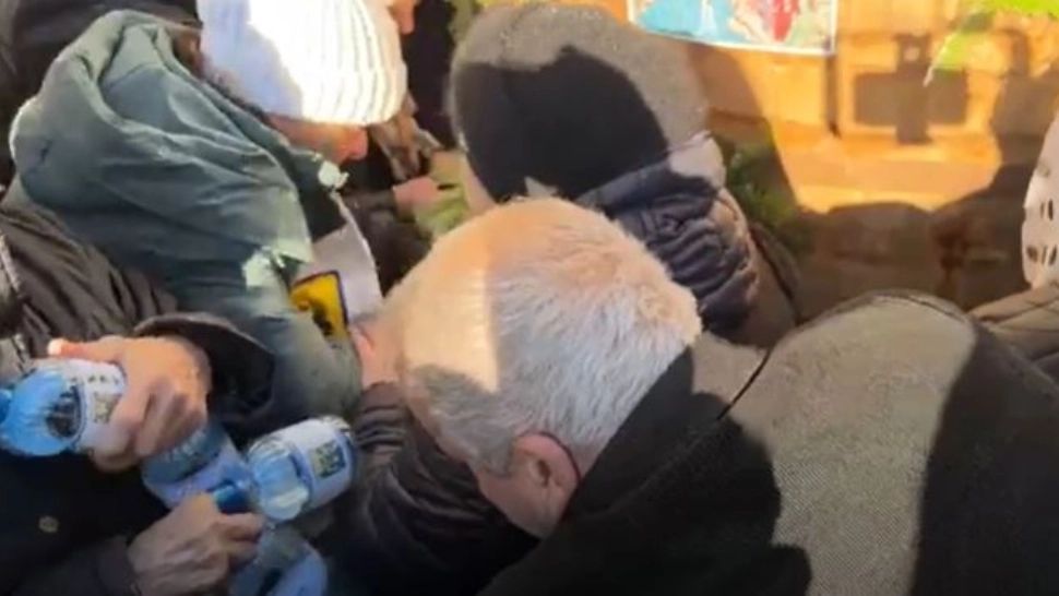 Îmbulzeală și îmbrânceli la apa sfințită de Bobotează - VIDEO - Imagini halucinante cu credincioșii