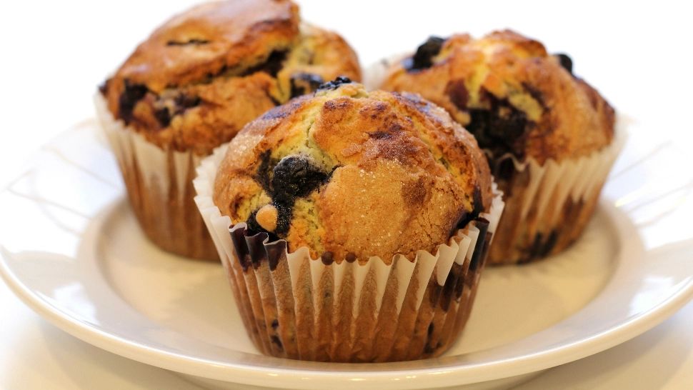 Cum prepari cele mai pufoase brioșe cu afine. Secretul marilor gospodine: nu te vei mai putea opri din mâncat