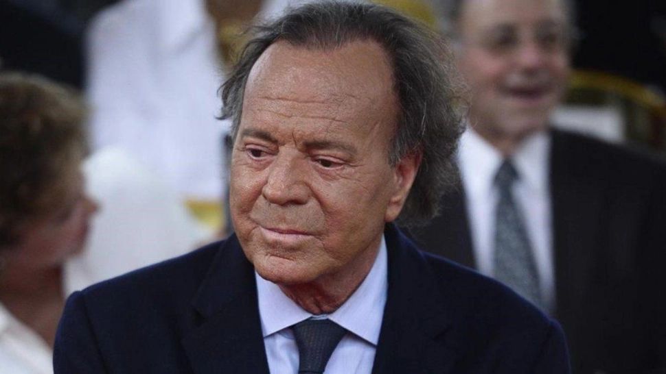 Julio Iglesias, reținut pe un aeroport. Vameșilor nu le-a venit să creadă când i-au deschis valizele