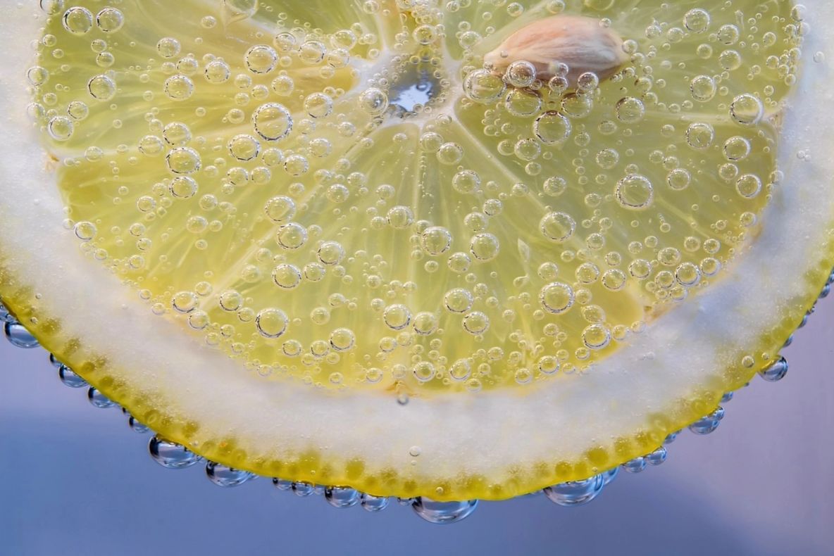 Băutura pe care românii o beau zilnic pentru că "este sănătoasă" se dovedește a fi o BOMBĂ ALIMENTARĂ. Mihaela Bilic, avertisment dur despre LIMONADĂ