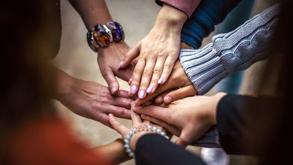 Limbajul secret al mânilor. Cum își poți da seama ce om ai în față din felul în care-și folosește mâinile