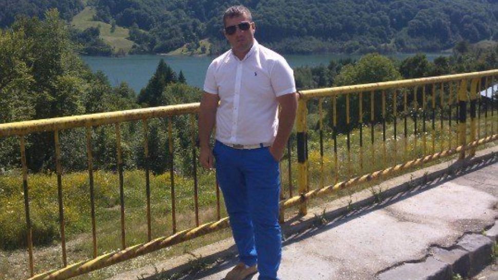 Un primar „descurcăreț”. A luat ușile și leagănele de la grădinița din comună și le-a montat la pensiunea lui