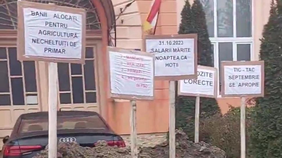 Protest inedit al fermierilor din Arad. Au adus pământ în fața primăriei din Nădlac VIDEO