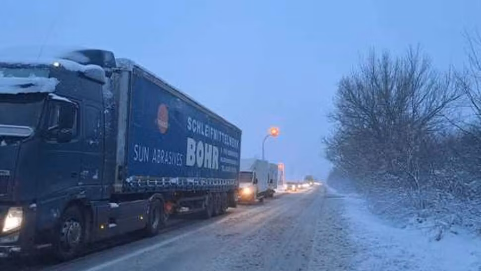 Viscol la sol pe DN 6. Deszăpezirea, îngreunată de ninsorile viscolite