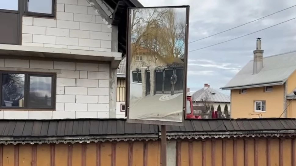Oglindă de baie, montată într-o intersecție a unui drum național - FOTO