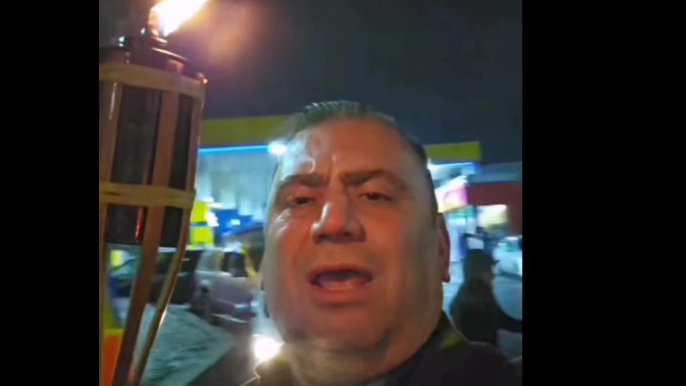 Un fost șef al serviciilor a venit cu torța la protestul fermierilor. Omul lui Iliescu, filmat în mijlocul românilor disperați