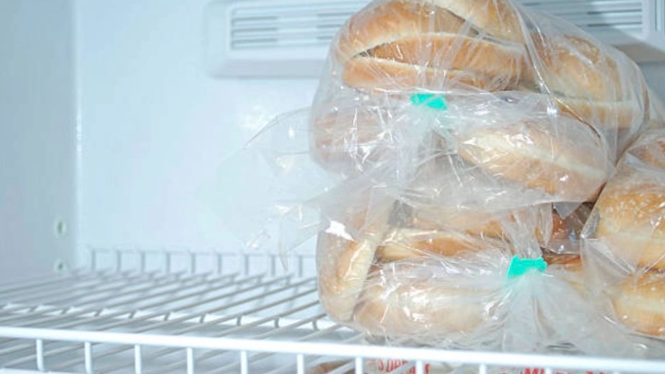 Cât de sănătoasă este, de fapt, pâinea păstrată în frigider. Chiar mai este bună pentru consum?