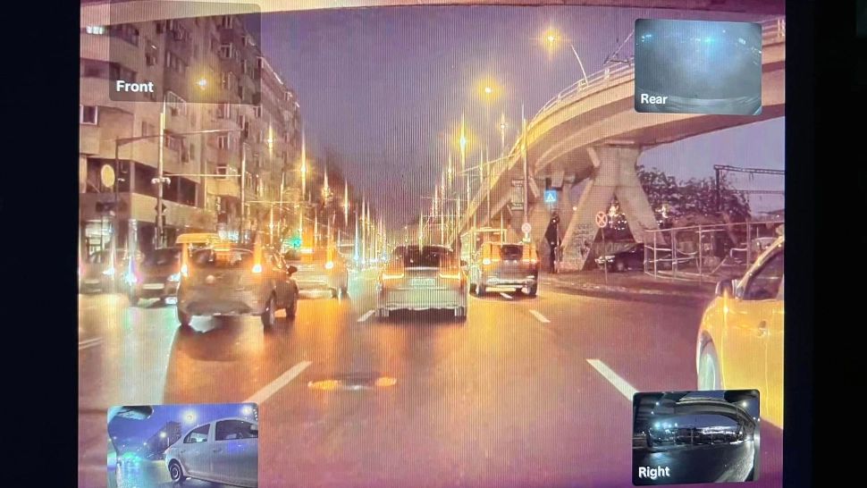 INCIDENT șocant în trafic. Bucăți din Pasajul Basarab au căzut peste și lângă o mașină - FOTO