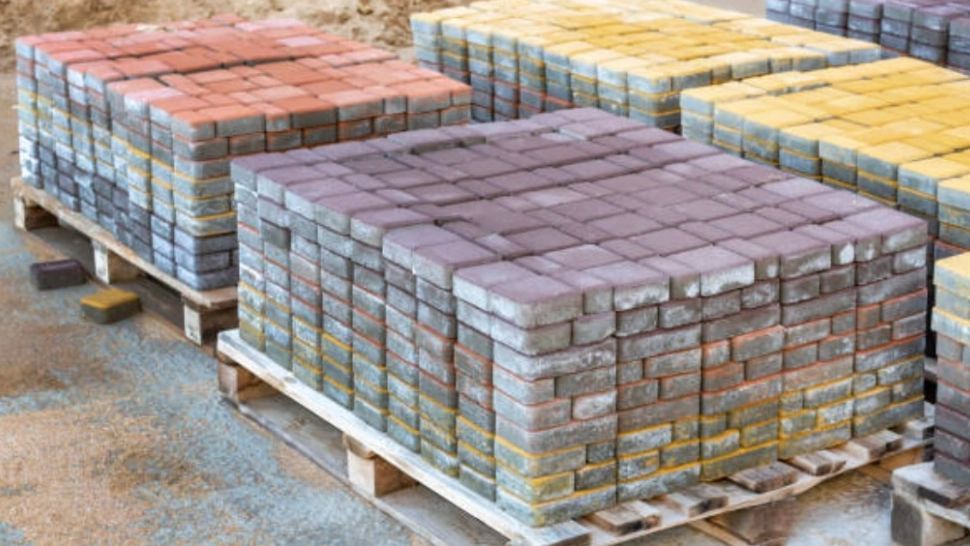 Percheziții la locuințele a doi șefi de poliție din Cluj. Și-ar fi pavat curțile cu dale "de aruncat" din centrul municipiului Turda