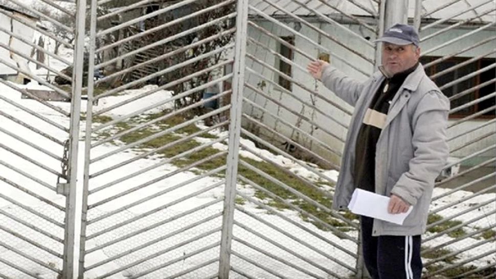 Un vasluian a blocat drumul public cu o poartă de fier, ca să-și unească proprietățile. Localnicii sunt revoltați, primăria ridică din umeri