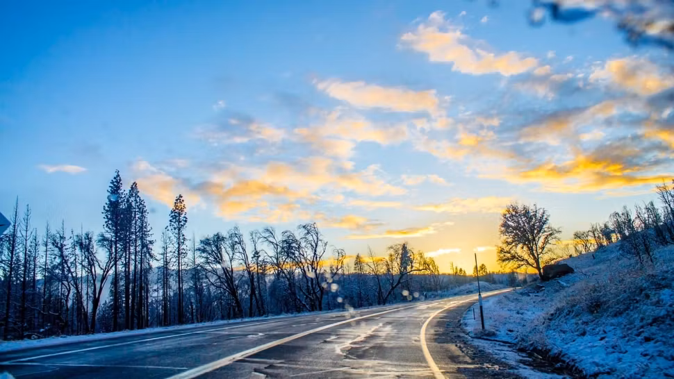 Alertă meteo: Cod galben de vânt puternic și ghețuș în 13 județe. Șoferi, atenție la drum: vizibilitate redusă!  