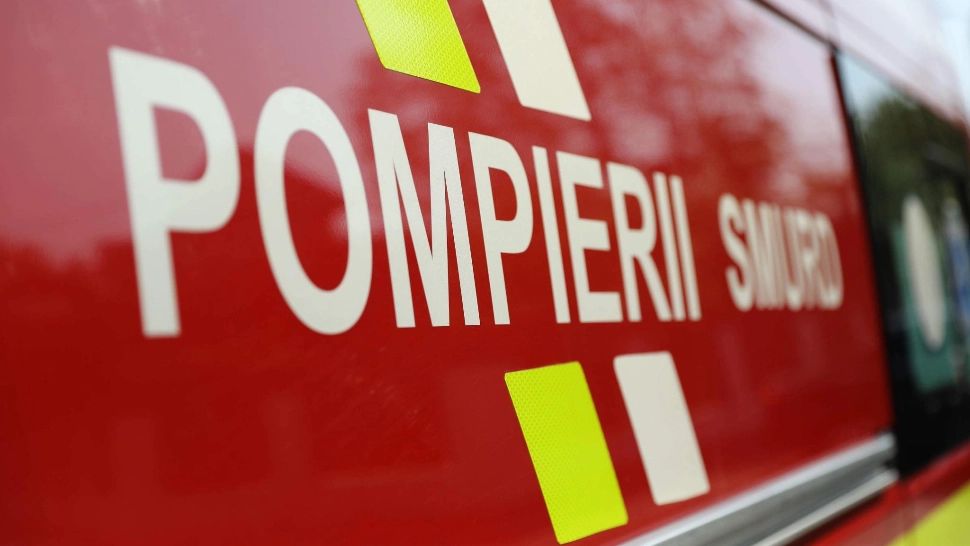 Incendiu puternic la un bloc din București - Două persoane au fost transportate de urgență la spital