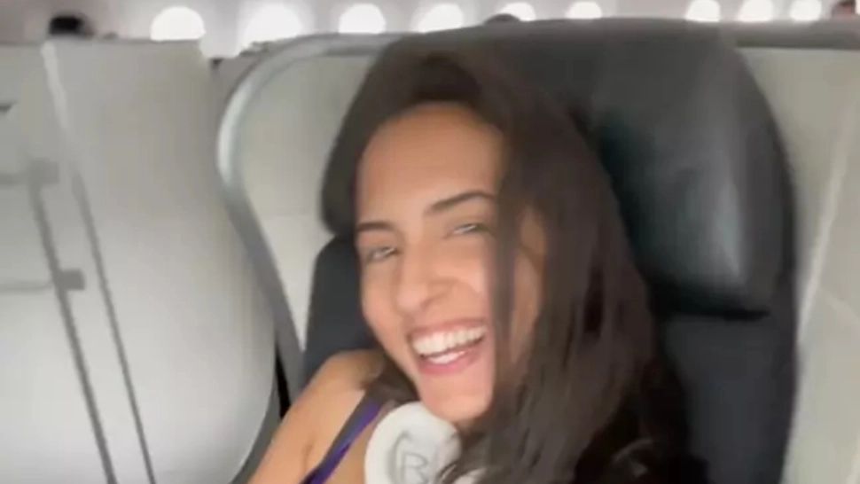 A refuzat să schimbe locul în avion pentru ca un copil să stea cu părinții. O vedetă TikTok a stârnit un scandal monstru, din cauza mesajului obscen - VIDEO