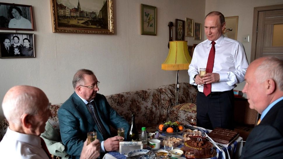 Vladimir Putin se plânge că prietenii din școală nu-l mai recunosc