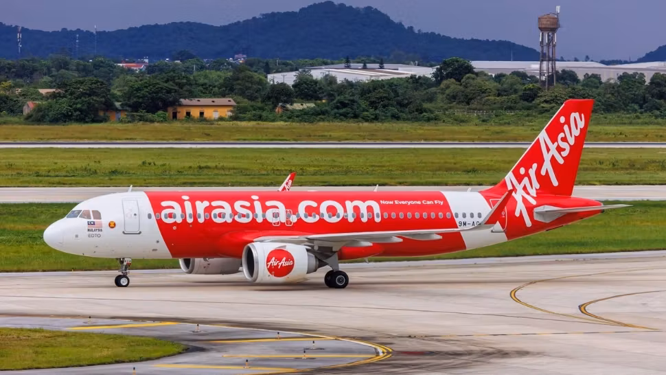Panică la bordul unui avion al companiei malaeziene Air Asia, după ce un şarpe a fost descoperit printre bagaje VIDEO