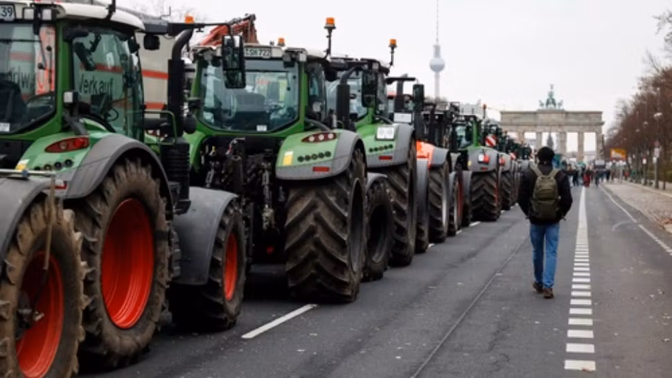 Germania, paralizată de protestele fermierilor. Coloană de 20 de kilometri de tractoare, lângă Mainz; Uzina VW și-a oprit producția