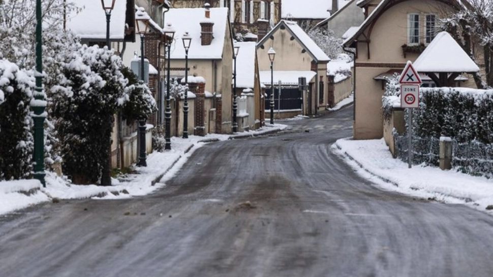 Gheața neagră, cel mai de temut dușman al șoferilor. Cum scăpăm din capcană?