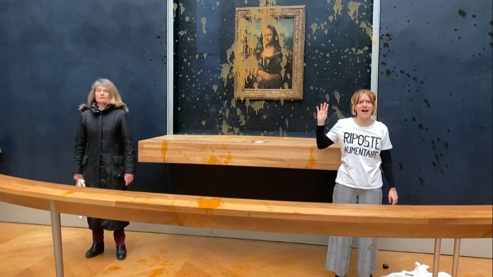 Două protestatare au aruncat cu supă în celebra pictură Mina Lisa, la Luvru. Momentul a fost filmat - VIDEO