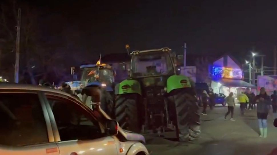 „Mineriadă” la intrarea în Capitală - Transportatorii și fermierii sunt BLOCAȚI! Forțele de ordine au făcut REȚINERI