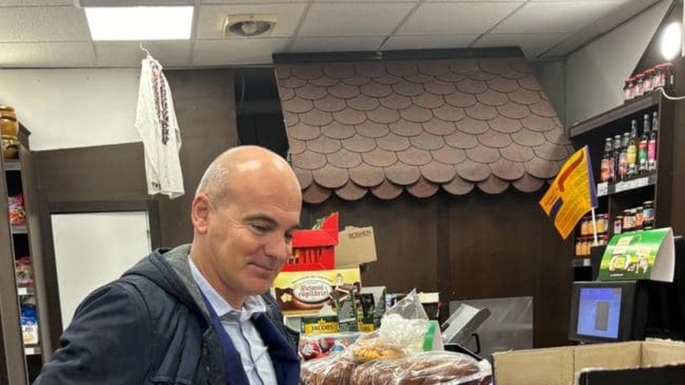 Rareș Bogdan a dat costumul jos și a pus mâna pe secure, ca să spargă lemne -VIDEO