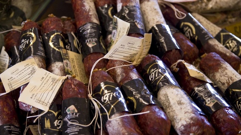 Cum a furat o femeie 20 de bucăți de salam dintr-un magazin. Explicația halucinantă dată polițiștilor 