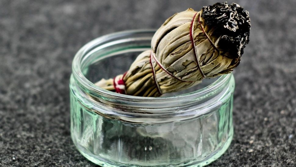 De ce ard oamenii salvie în casă? Efectele mai puțin cunoscute ale acestui obicei