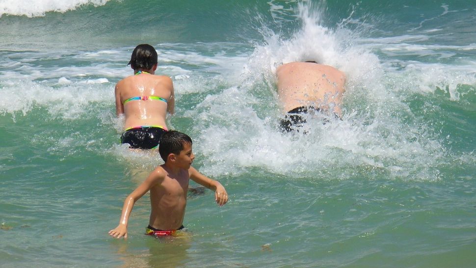 Unde fug românii de ger. Cazarea îi costă 150-200 de lei pe noapte iar vremea este ideală pentru scăldat 