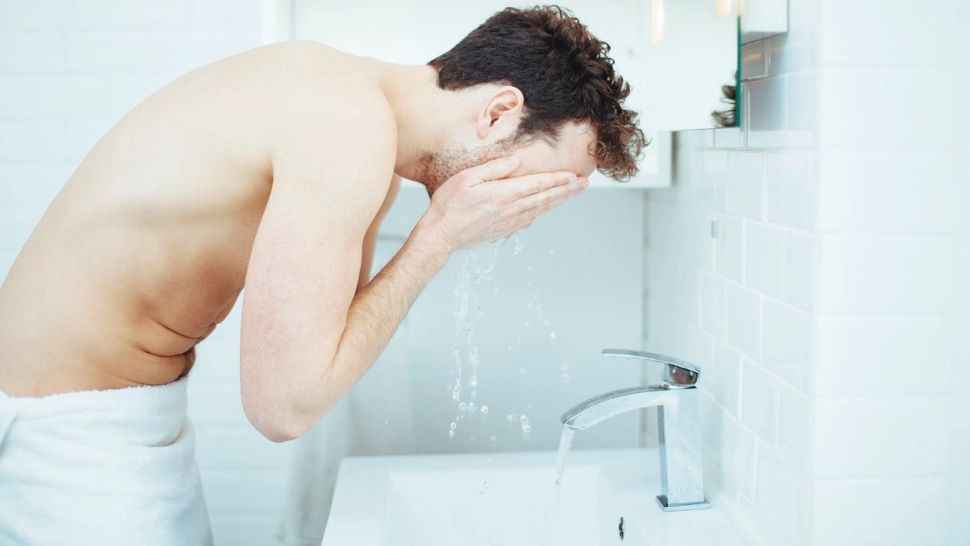 Iată ce greșeli pe care le faci atunci când te speli pe față