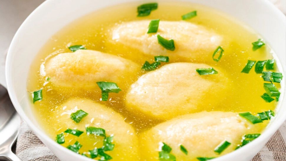 Cum faci cea mai bună supă cu găluște pufoase. Secretul gospodinelor