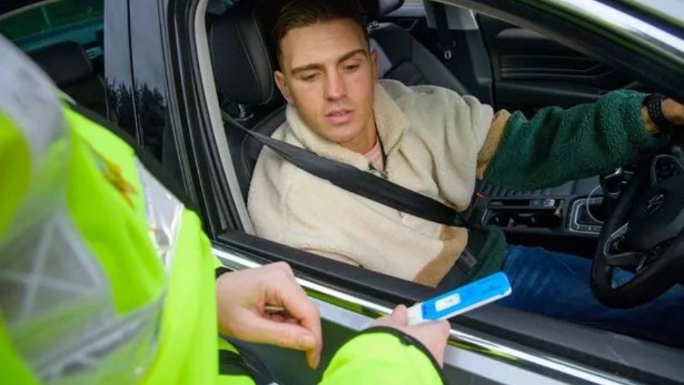 Șoferii care se tratează de răceală pot ieși pozitiv la testul de droguri. Tabelul medicamentelor care îi pot băga în bucluc