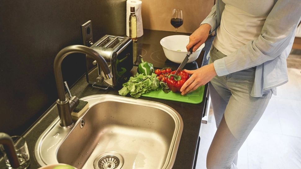 Cât de periculos este un tocător de plastic în bucătărie? Ce spun medicii, dar care este și opinia specialiștilor