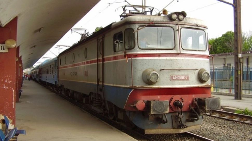 Circulația feroviară, închisă temporar din cauza unui tren de marfă defect. Două trenuri de călători, nevoite să staționeze în gări