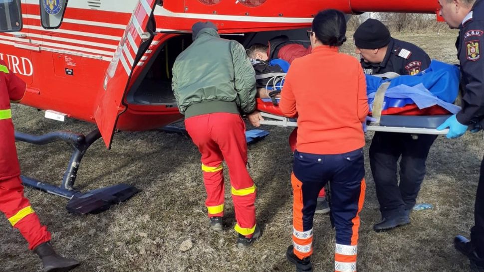 Accident grav în Vâlcea. Bărbat spulberat de dubă pe marginea șoselei. Victima, transportată de urgență cu elicopterul SMURD