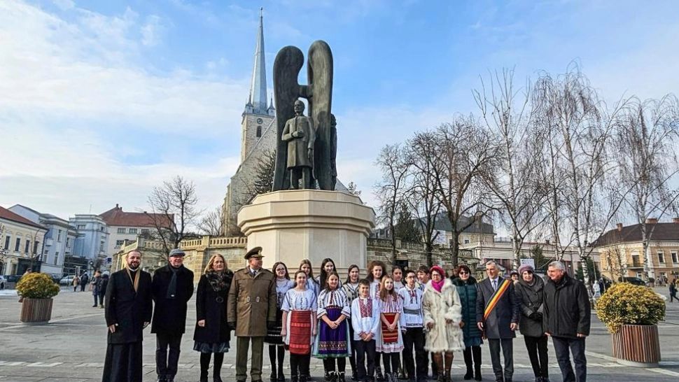 Elevi în costume populare de vară, puși să joace Hora Unirii în frig, în fața oficialilor îmbrăcați de iarnă - VDEO