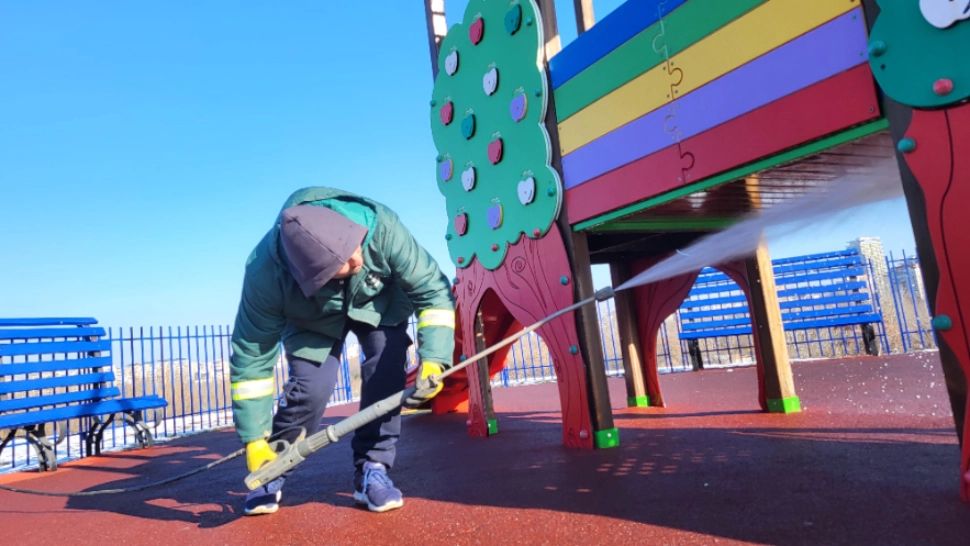 Sectorul 4 a început curățenia de primăvară - FOTO