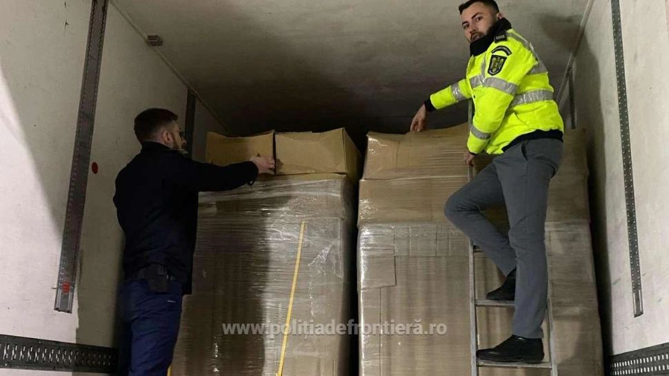 Aproximativ 5 milioane de țigarete, descoperite într-un TIR care aducea produse de patiserie refrigerate din Grecia în România