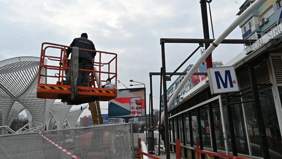 Lucrările de la Piața Eroii Revoluției continuă la intensitate maximă