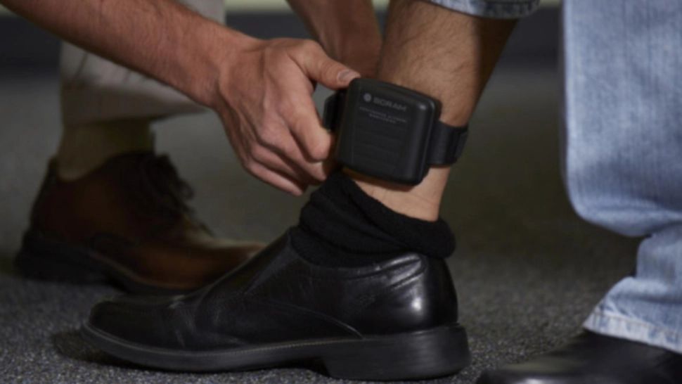 Un ieșean gelos s-a ales cu un ordin de protecție și o brățară electronică. Bărbatul i-a transformat viața într-un calvar soției sale: cum o amenința