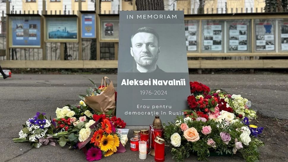 Alexei Navalnîi, onorat la București. Flori  albe și lumânări în fața Ambasadei Rusiei, în memoria celui mai aprig opozant al lui Putin