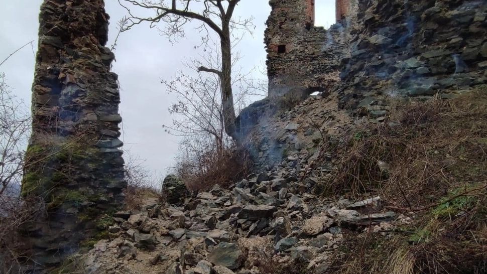 Un zid al Cetăţii Şoimoş, una dintre cele mai frumoase cetăţi medievale din România, s-a prăbuşit. Avertismentul autoritălor pentru vizitatori